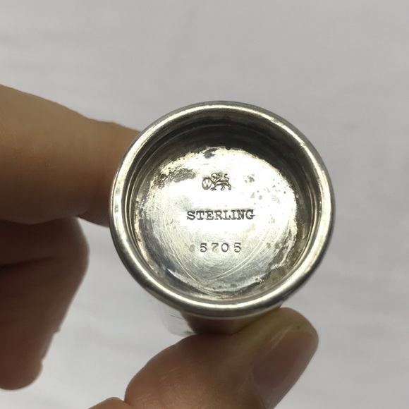 Vintage sterling silver salt/herb shaker - Picture 4 of 12